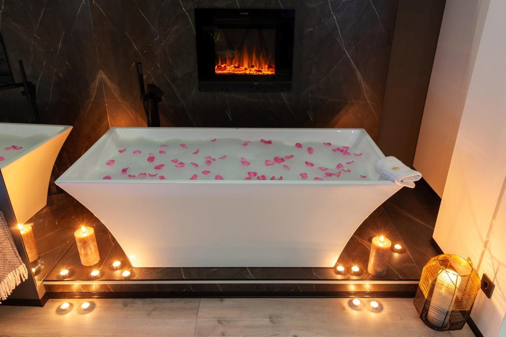 Royal Romantic Apartment With Bathtub Lviv Eksteriør billede