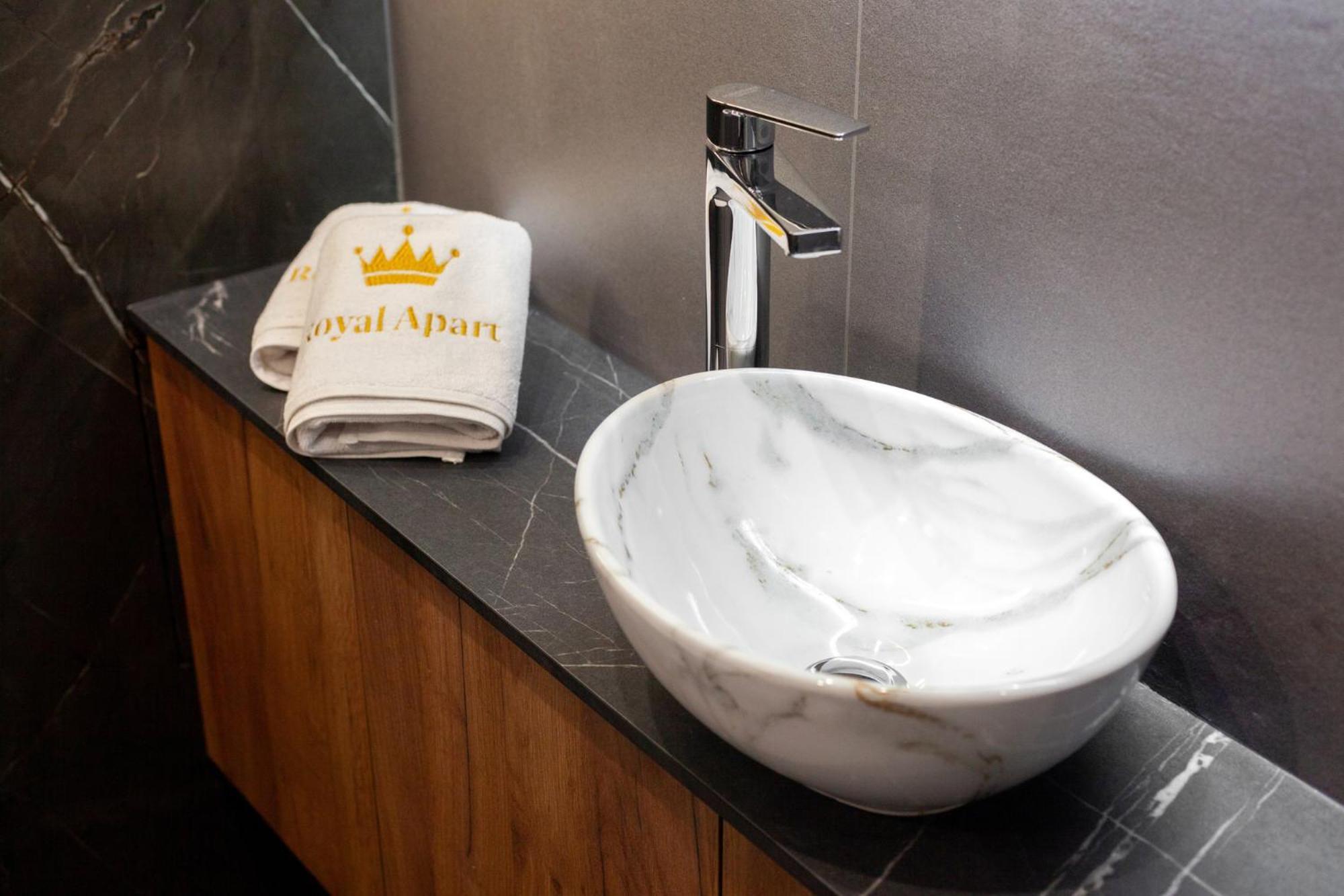 Royal Romantic Apartment With Bathtub Lviv Eksteriør billede