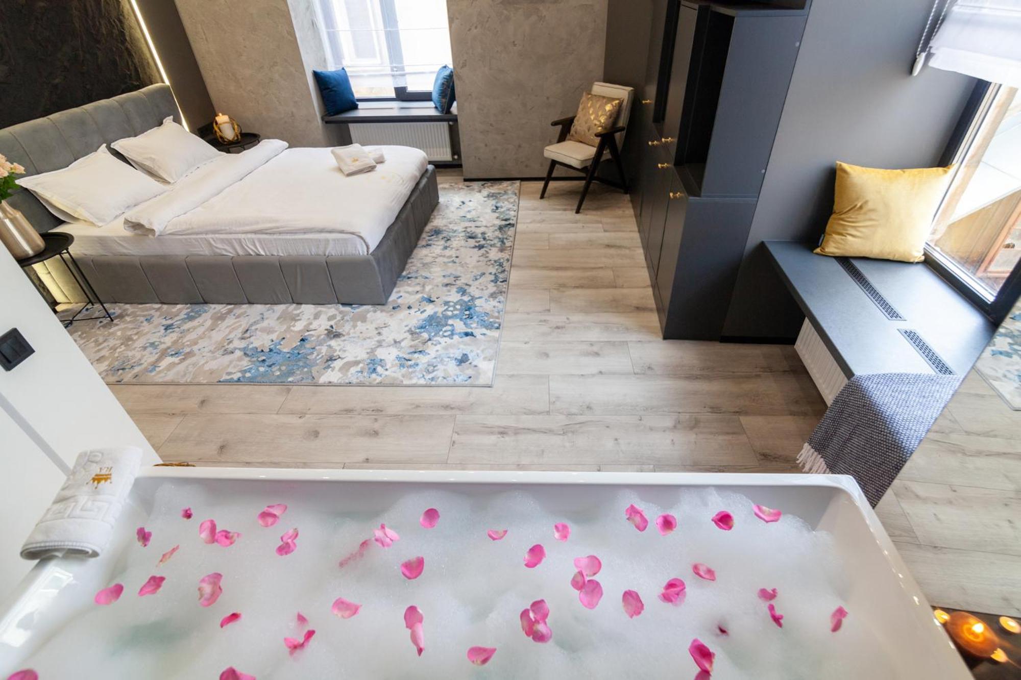 Royal Romantic Apartment With Bathtub Lviv Eksteriør billede