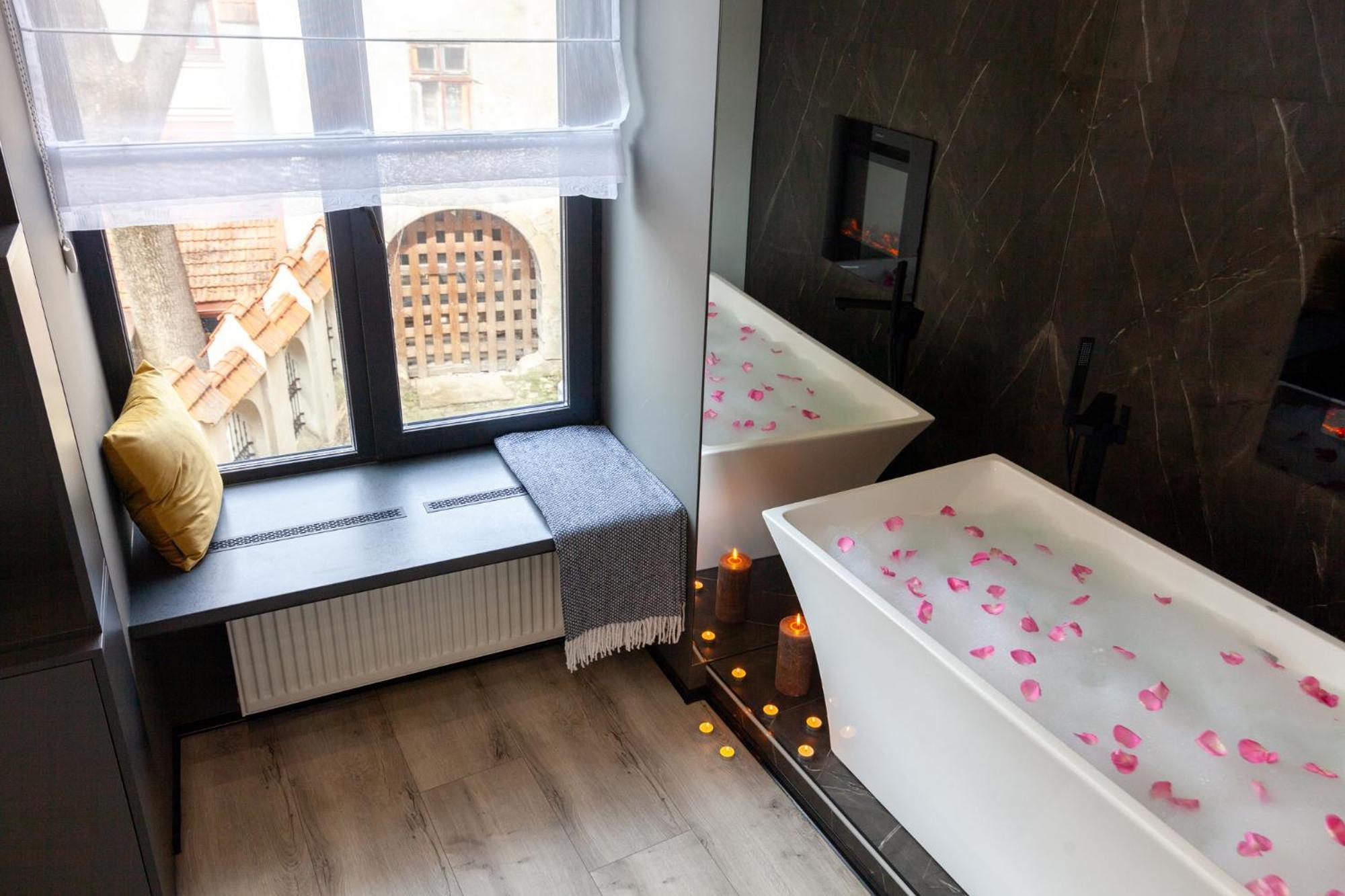 Royal Romantic Apartment With Bathtub Lviv Eksteriør billede